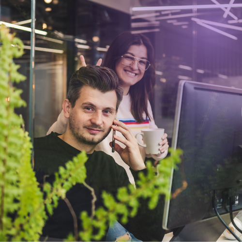 Homem vende ao telefone e mulher traz o café representando cross-selling e upselling