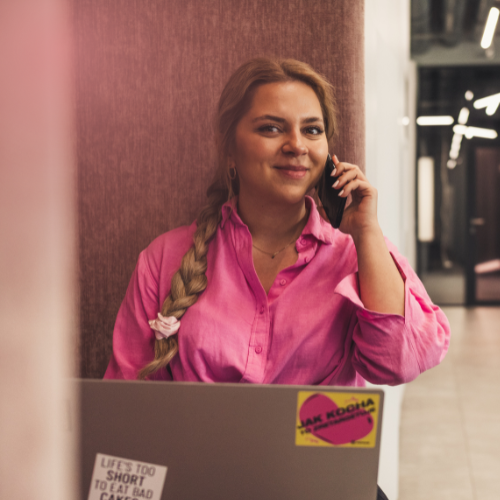 Mulher fala ao telefone para garantir boa experiência do cliente