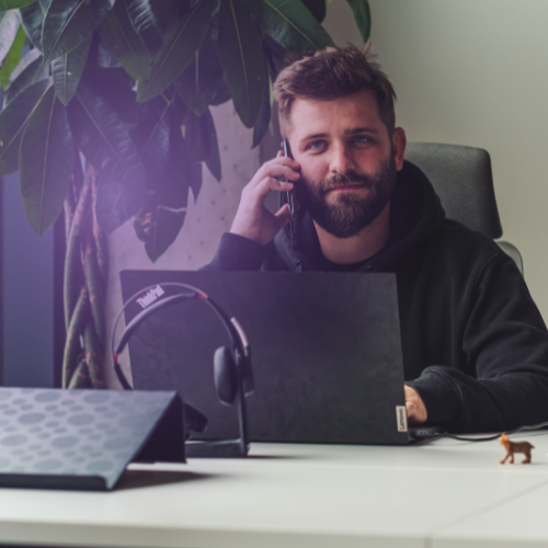 Homem fala ao telefone para fechar contrato de fulfillment para e-commerce