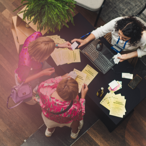 Reunião de mulheres sobre glossário do e-commerce