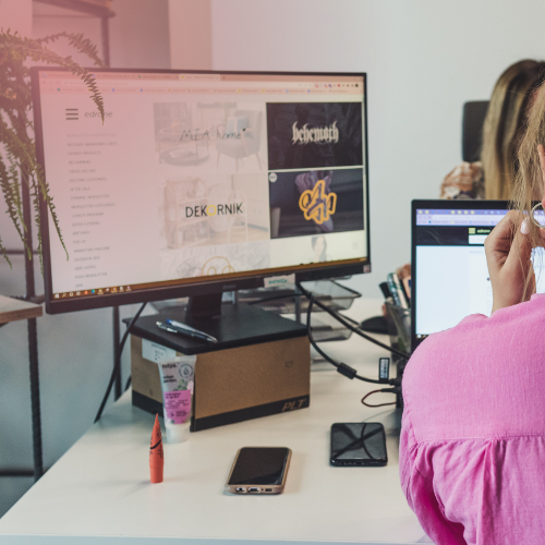 Monitor mostra landing page para e-commerce em construção