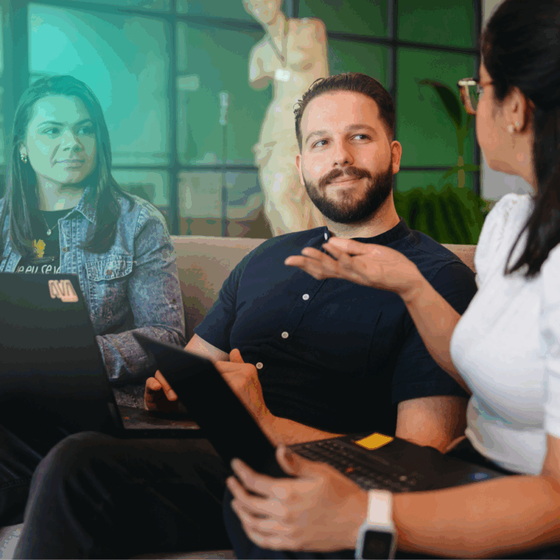 Duas mulheres e um homem conversam sobre como divulgar loja virtual