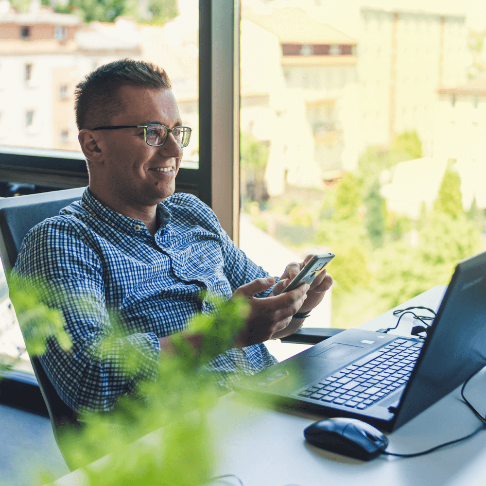 Homem pede feedback do cliente para loja virtual no celular