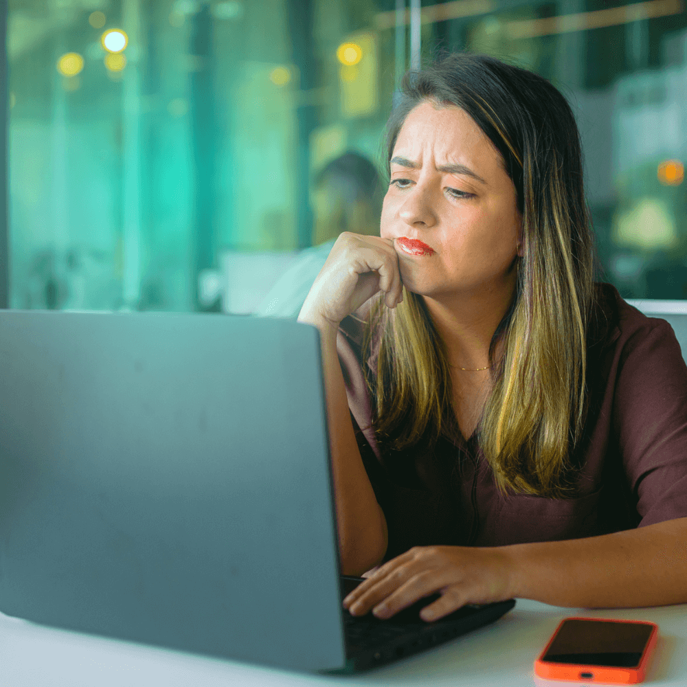 Mulher pensa em como definir público-alvo no e-commerce