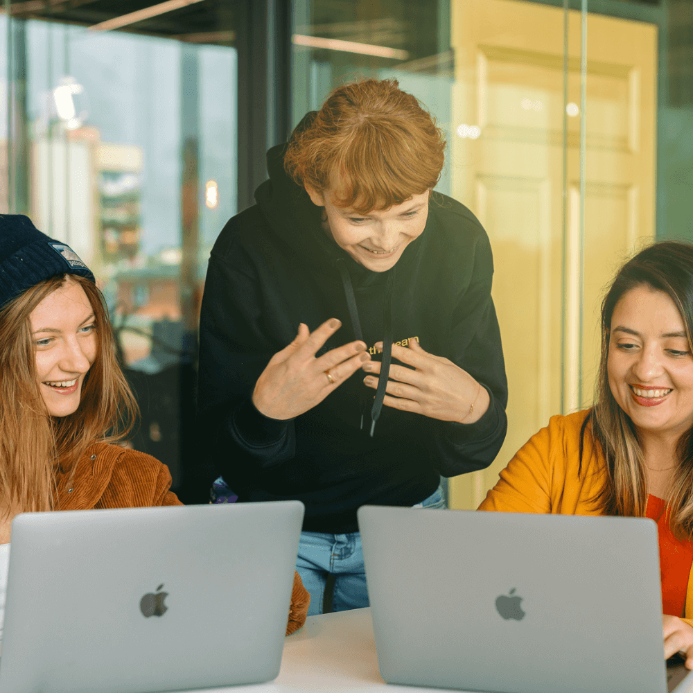 Mulheres fazem planejamento de marketing para e-commerce