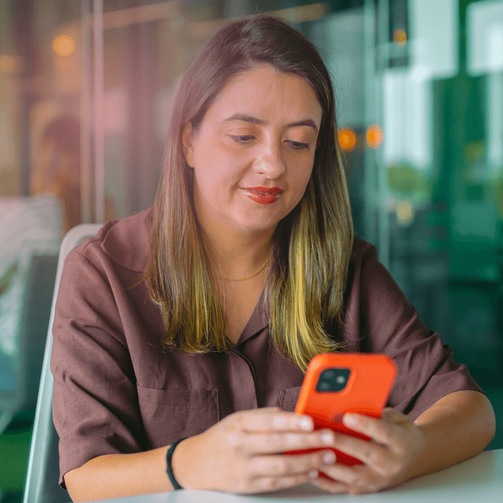 Mulher faz compras no celular com retail media