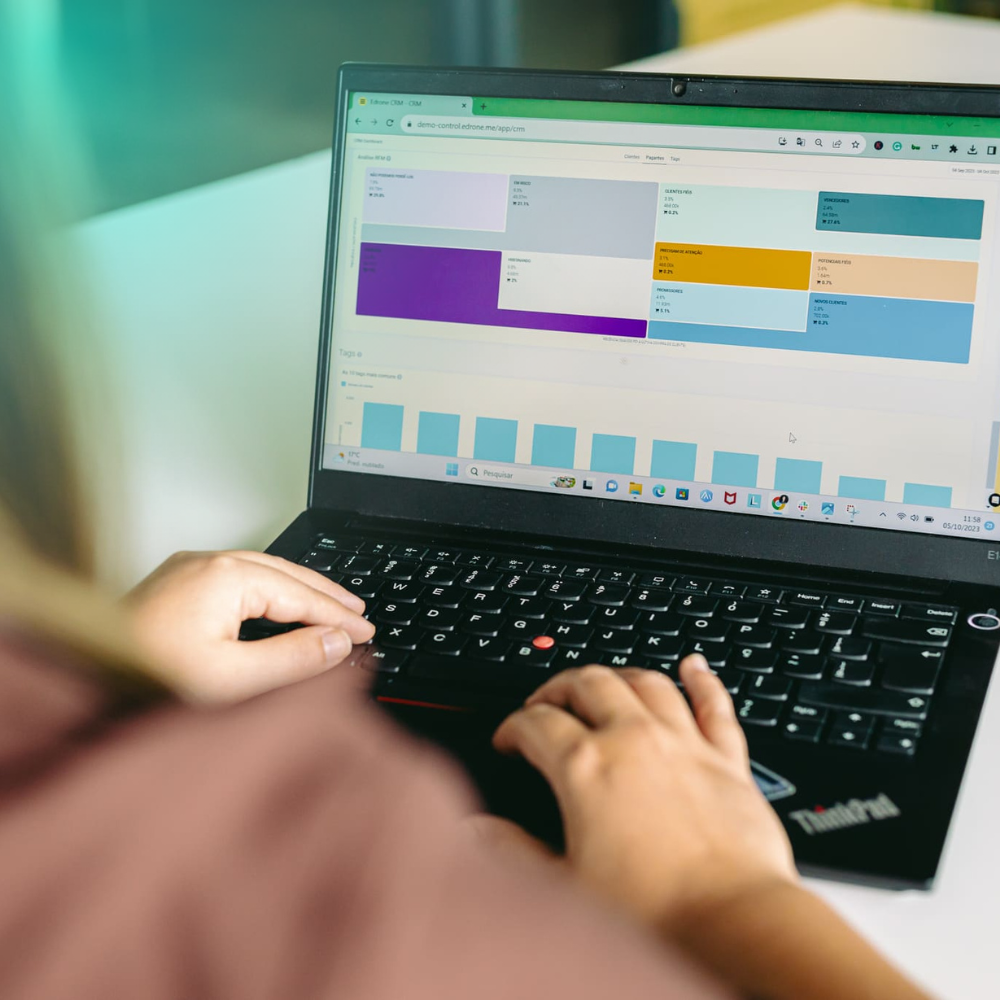 Plataforma digital: pessoa usa a Análise RFM em notebook