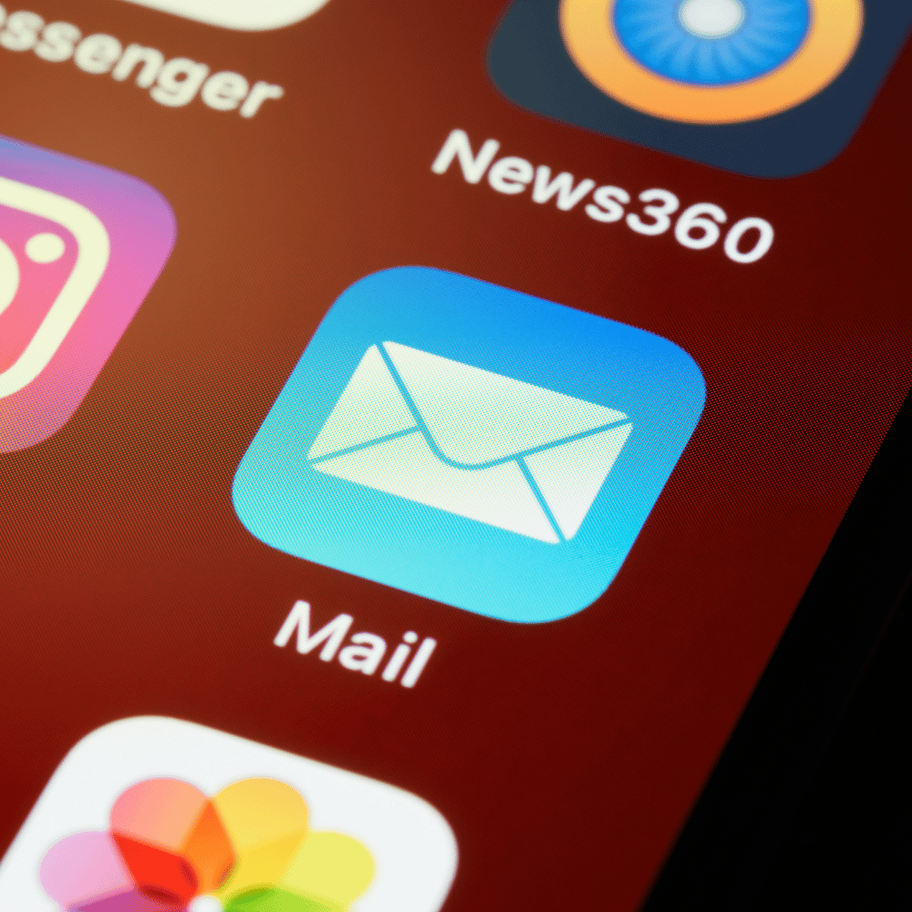 Estratégias de e-mail marketing / Canva