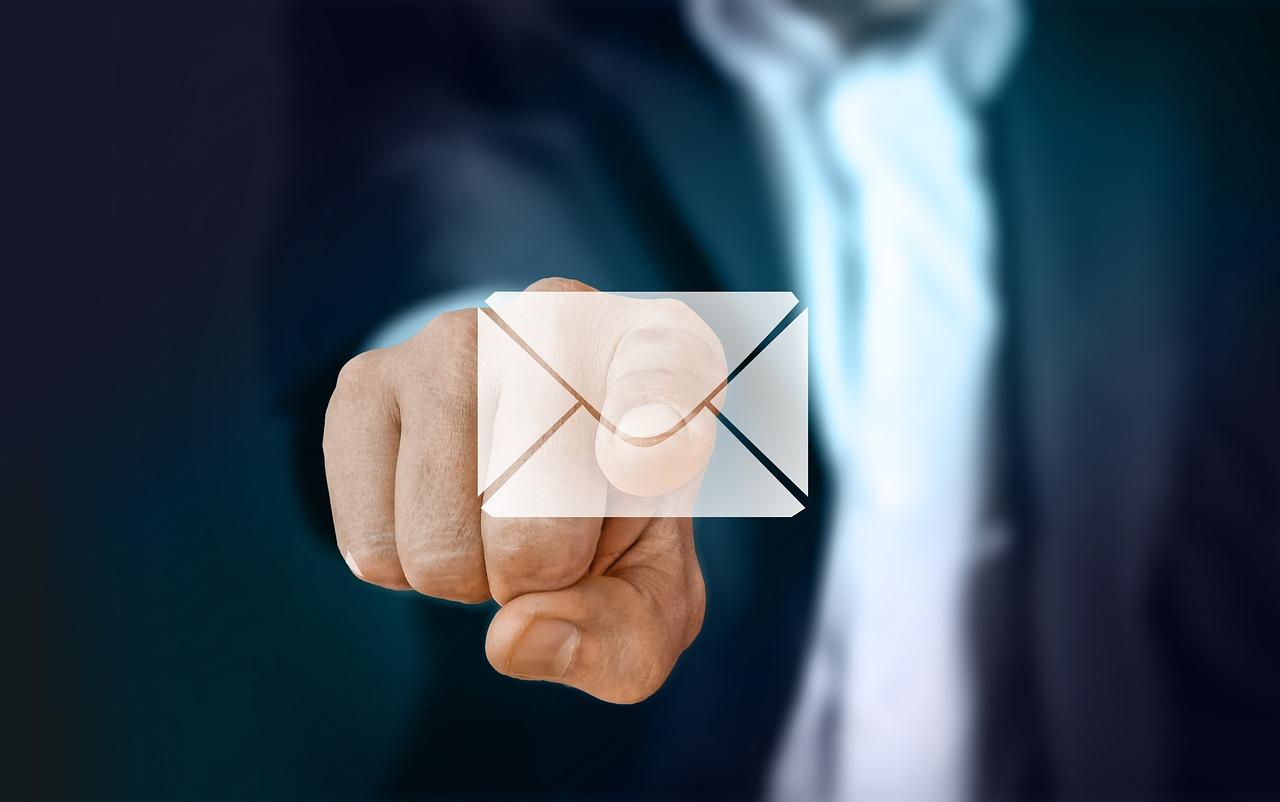 frequência de e-mail marketing, dedo aperta envio - Imagem-de-Gerd-Altmann-por-Pixabay