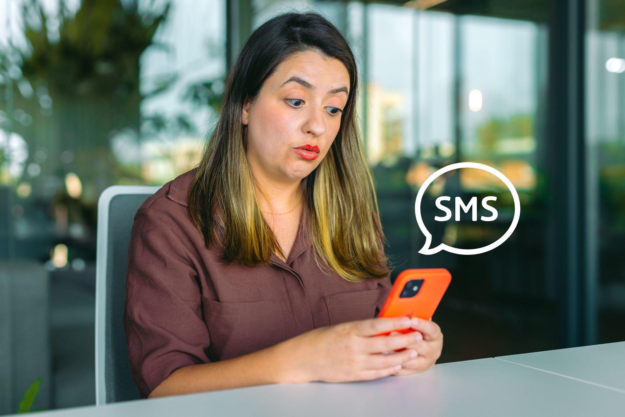 mulher olha sms de e-commerce no celular com cara de espantada