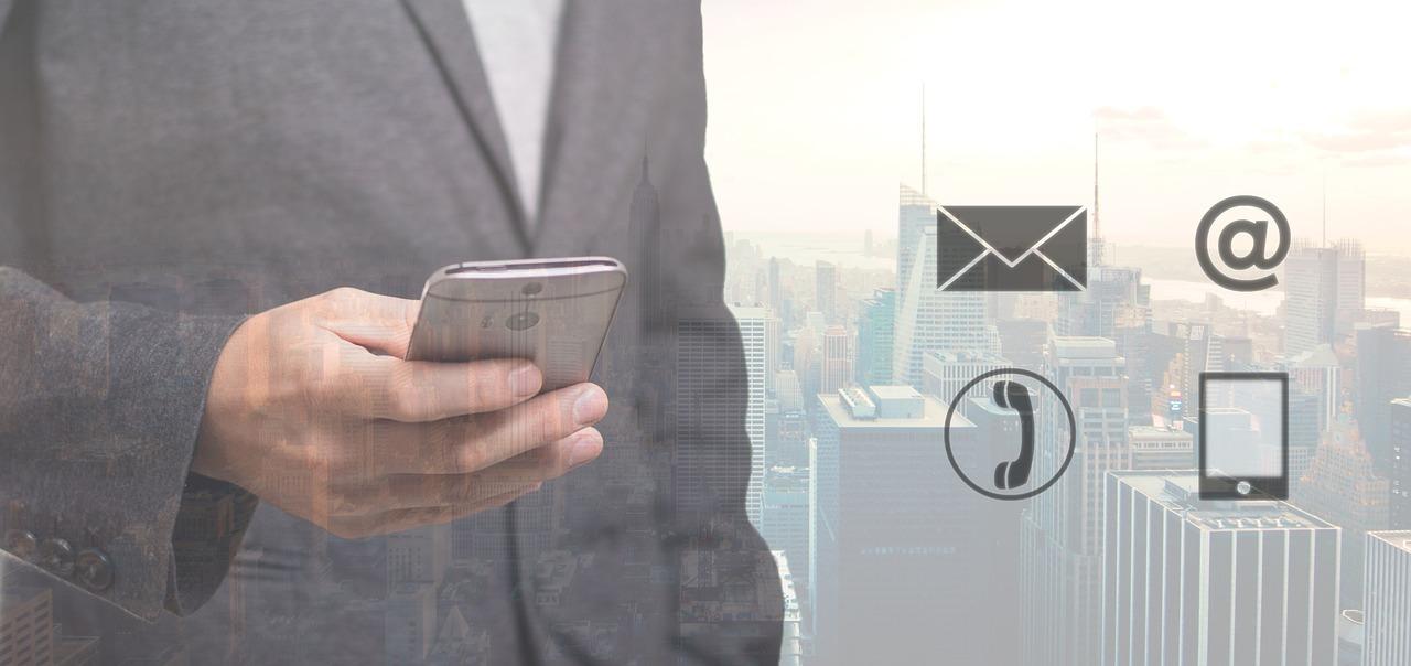 Homem manda mensagem para cliente no celular e ao lado gráfco com telefone, e-mail e outros canais de comunicação