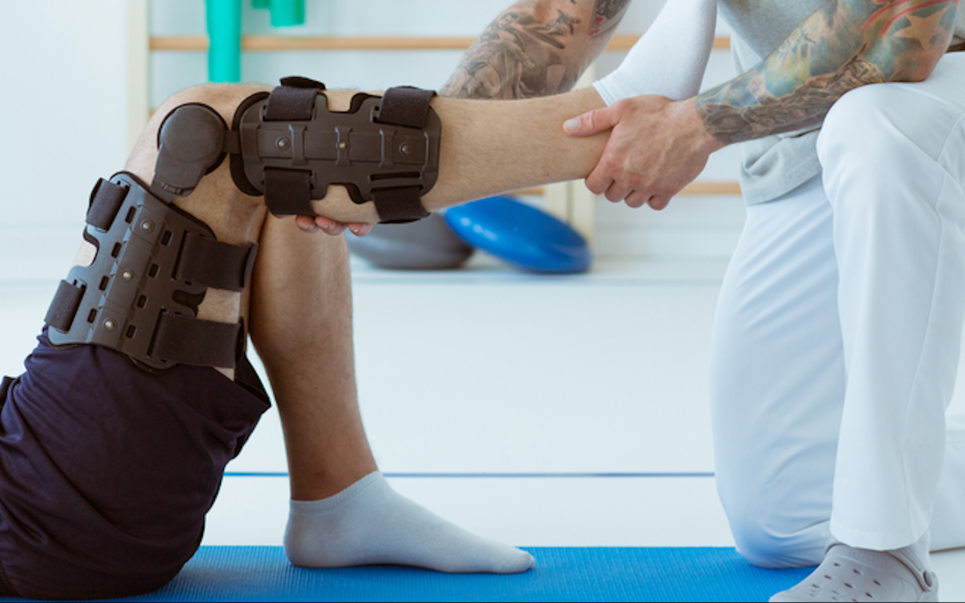 Stabilizator kolana założony na kończynę rehabilitowanej osoby