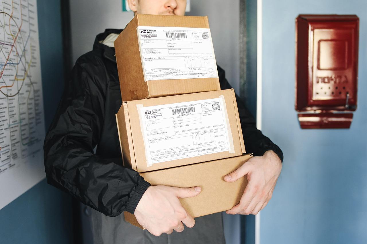Homem entrega caixas com encomendas de ecommerce