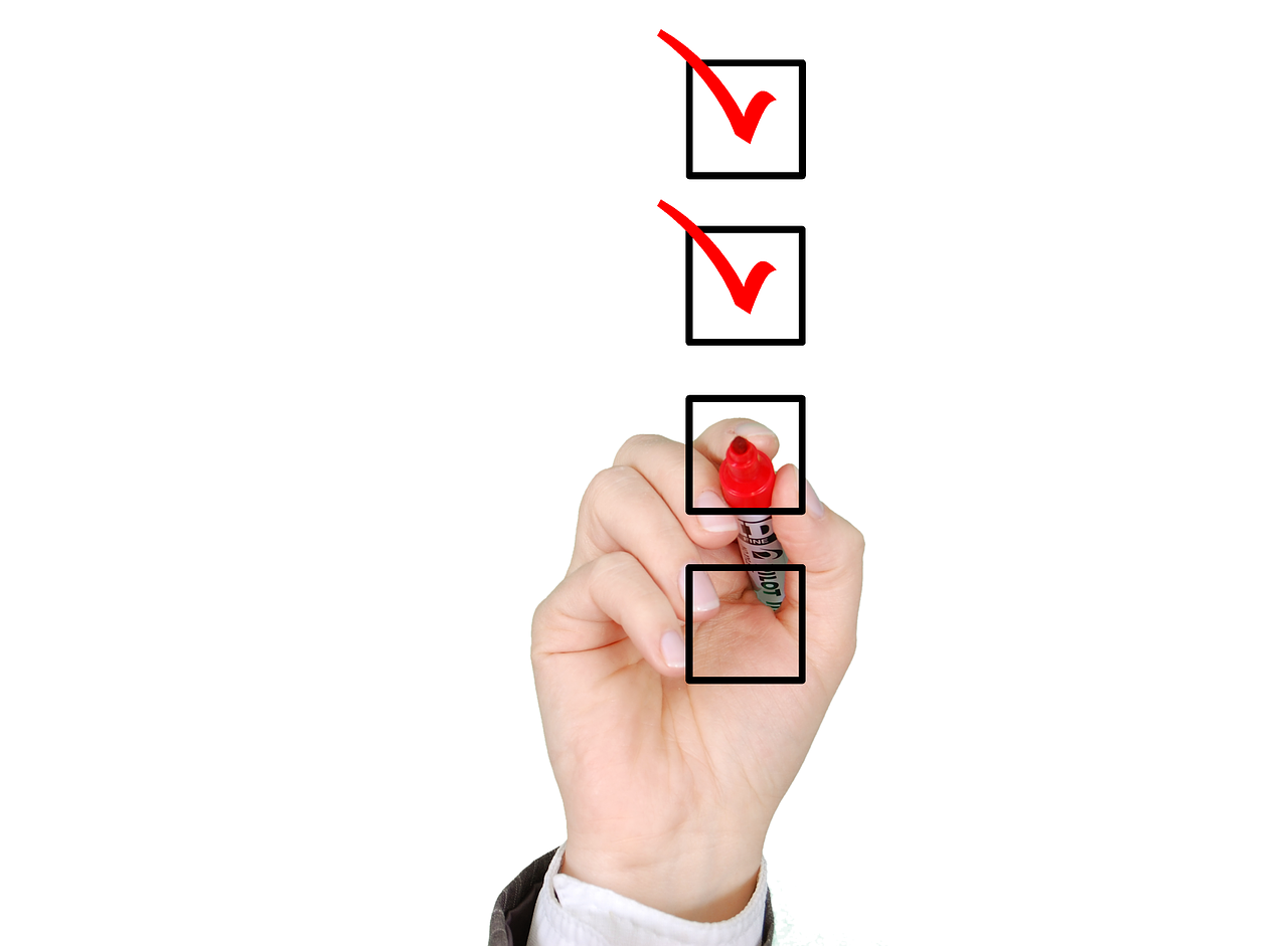Mão marca quadrados de checklist de black frfiday com caneta vermelha Imagem de Tumisu por Pixabay