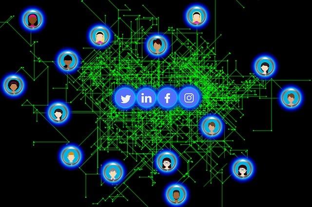 arte com logos de redes sociais no centro conectando pessoas com uma teia em verde