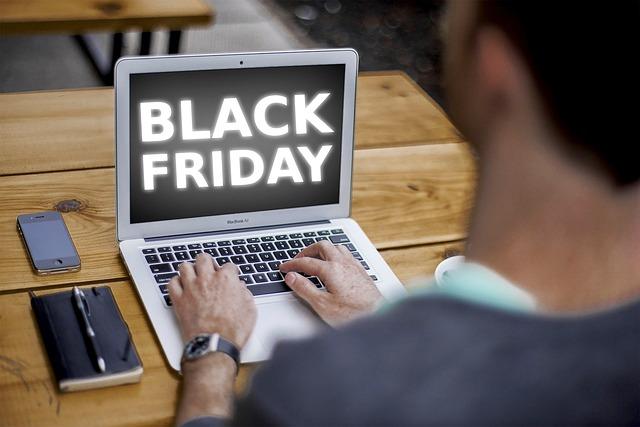 Homem faz compra em notebook com fluxos automáticos para Black Friday