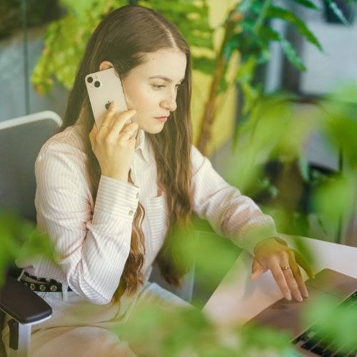 Kobieta rozmawiająca przez telefon
