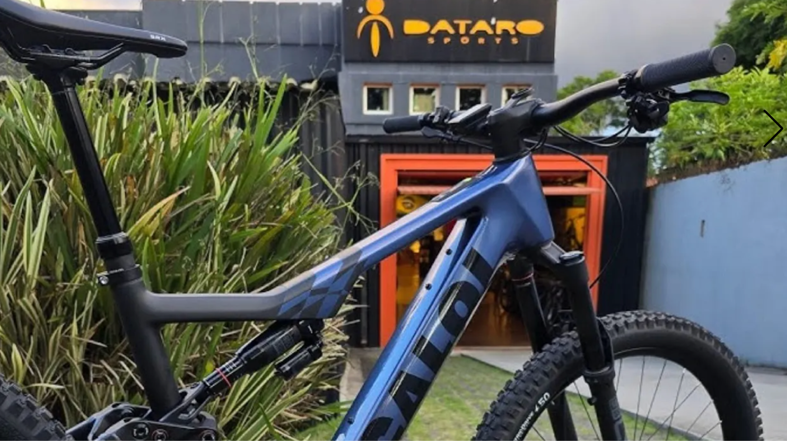 Dataro Sports Bicicleta e loja ao fundo