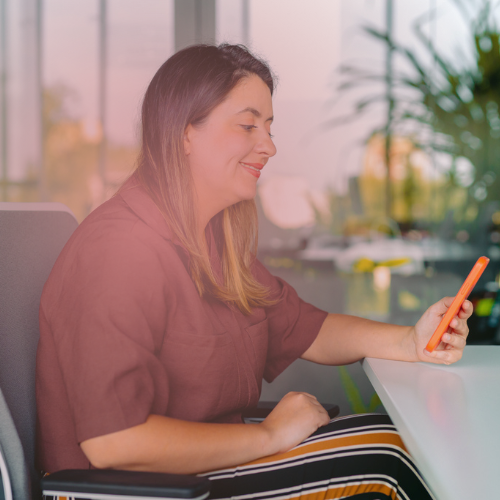 kobieta patrzy w telefon
