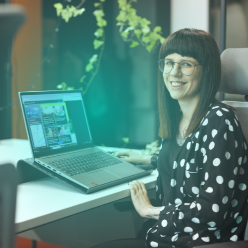 kobieta siedzi przy laptopie