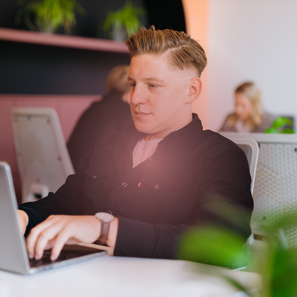 Mężczyzna pracujący przy komputerze