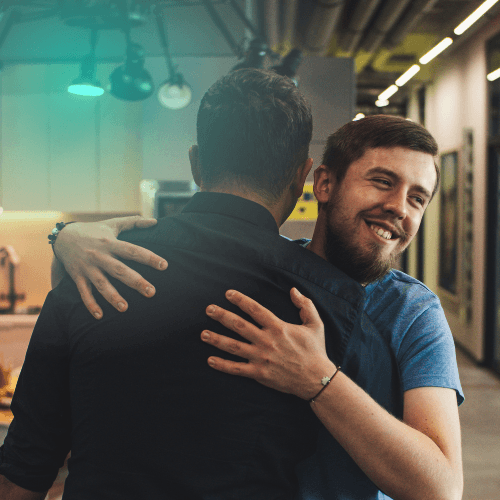 Abraço entre homens representa relacionamento para clientes voltarem a loja online