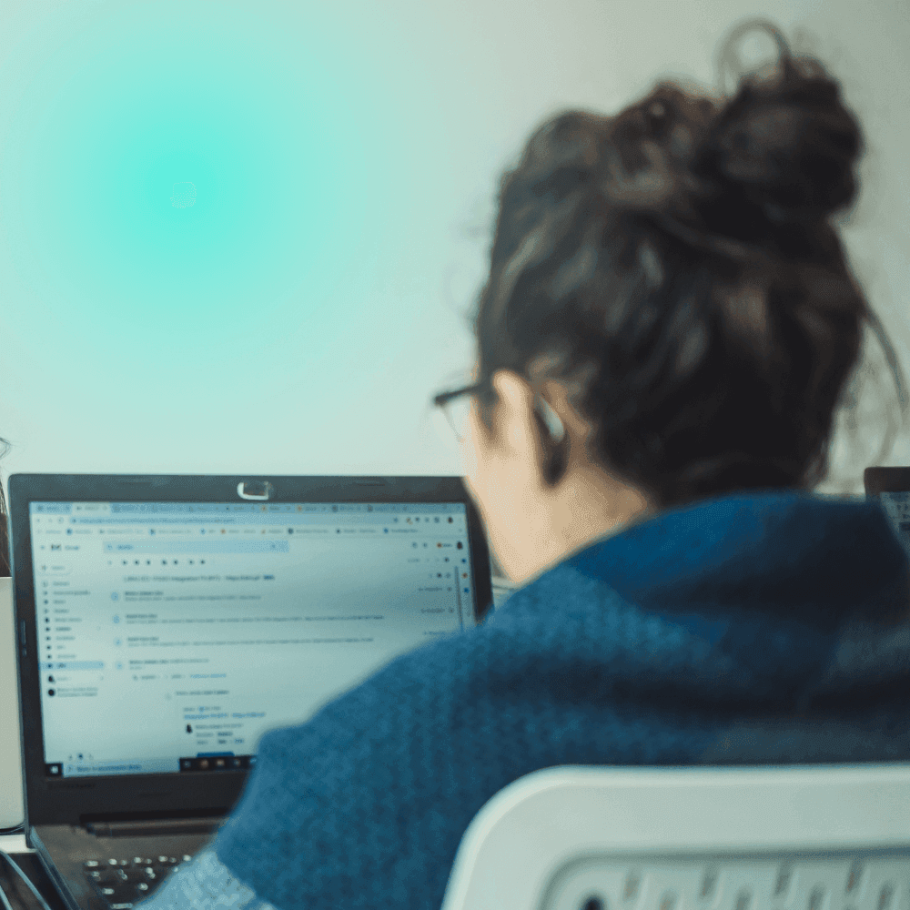 Mulher analisa taxa de abertura de e-mail marketing na tela do computador