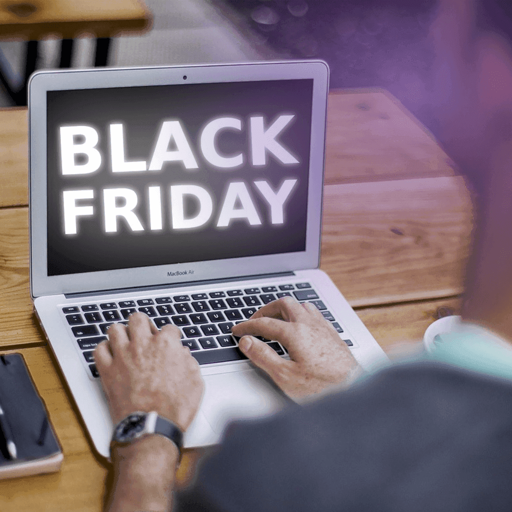 Homem usa notebook para comprar na Black Friday - Foto: Pixabay