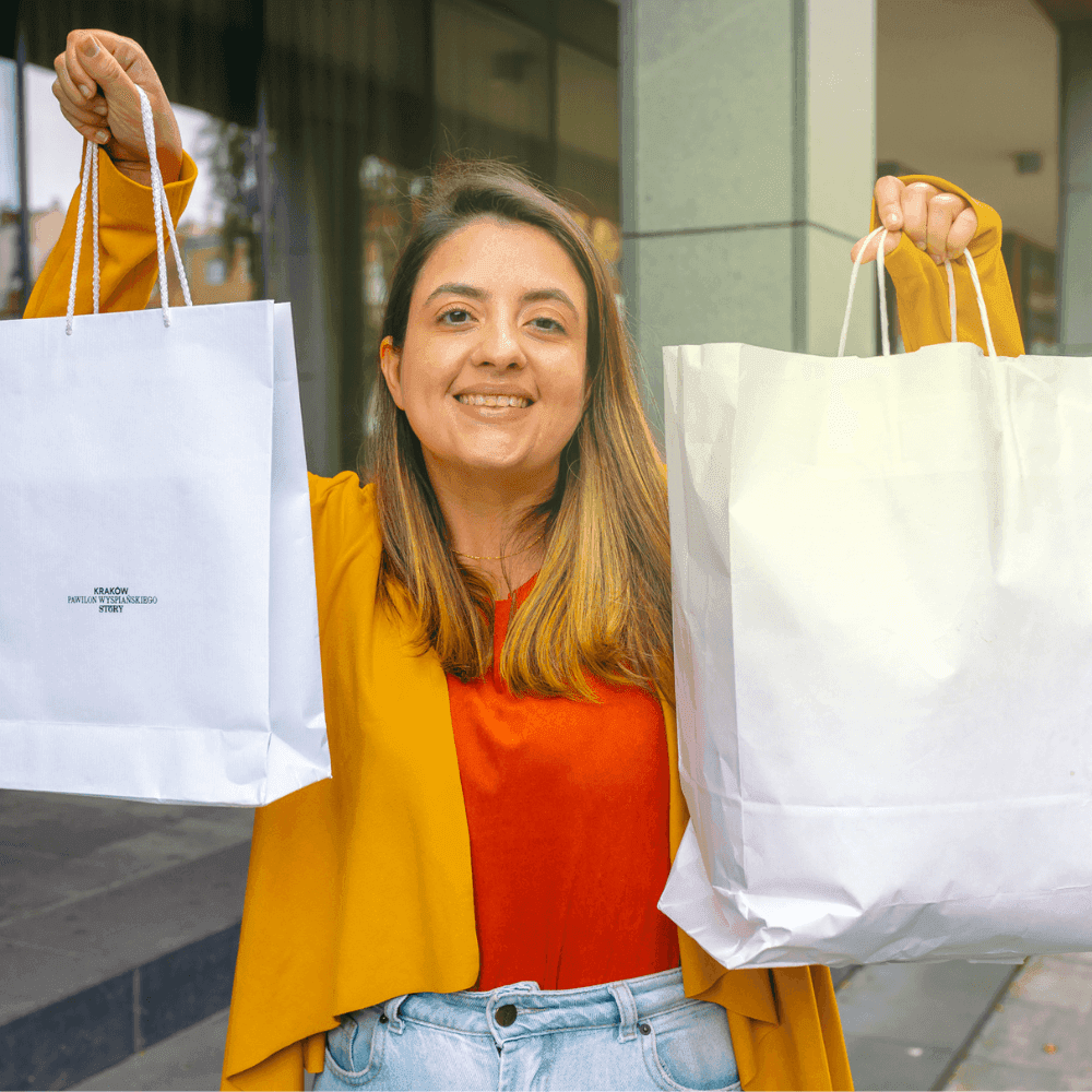 Mulher segura sacolas que garantiram cashback no e-commerce