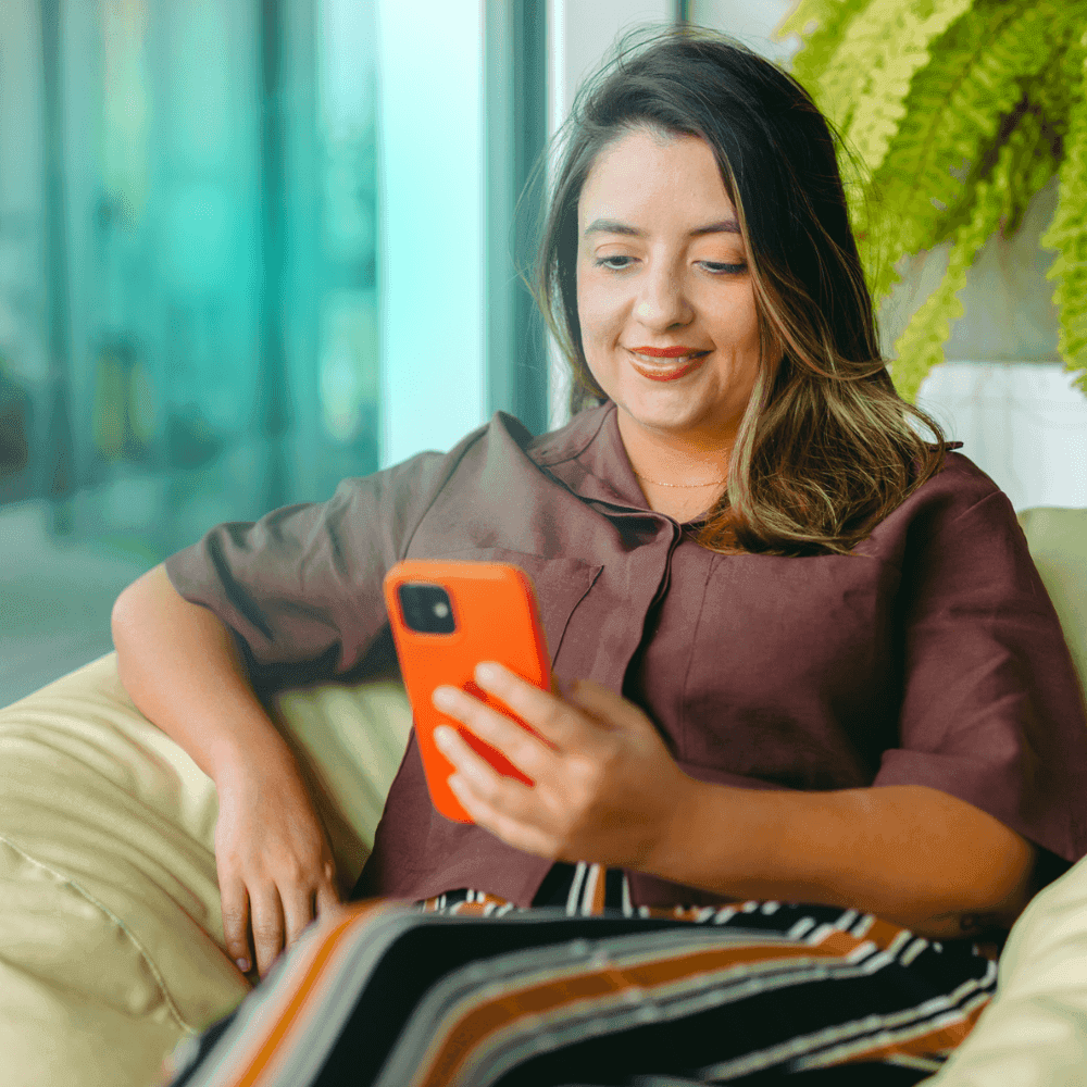 Mulher usa WhatsApp no celular para conversas com e-commerce